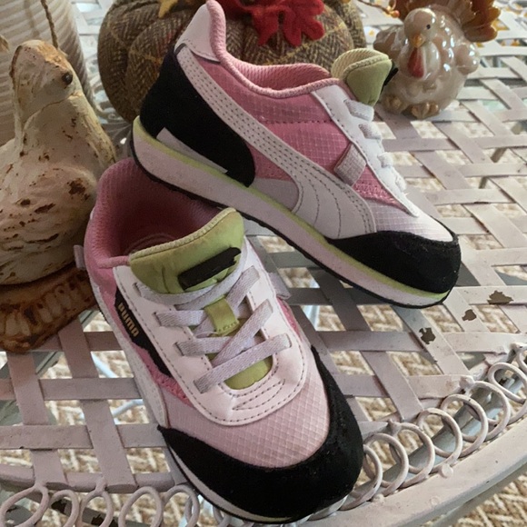 NEW USED PUMA GIRLS SLIP ON ADORABLE SWEET SNEAKERS👟❤️ - Picture 11 of 12